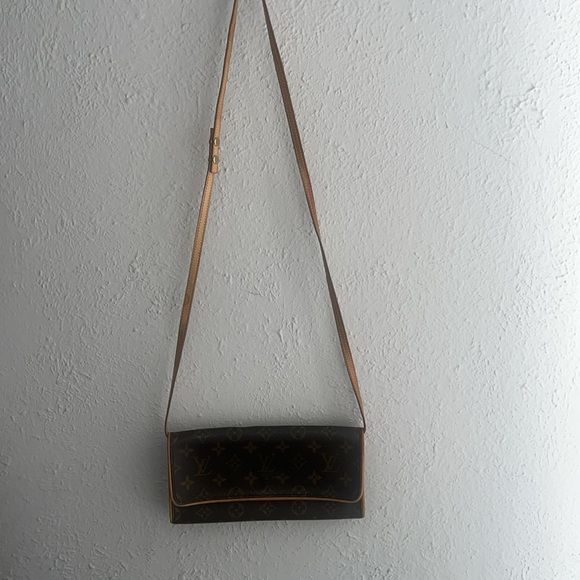 Louis Vuitton Pochette Twin GM crossbody bag. - Picture 8 of 11